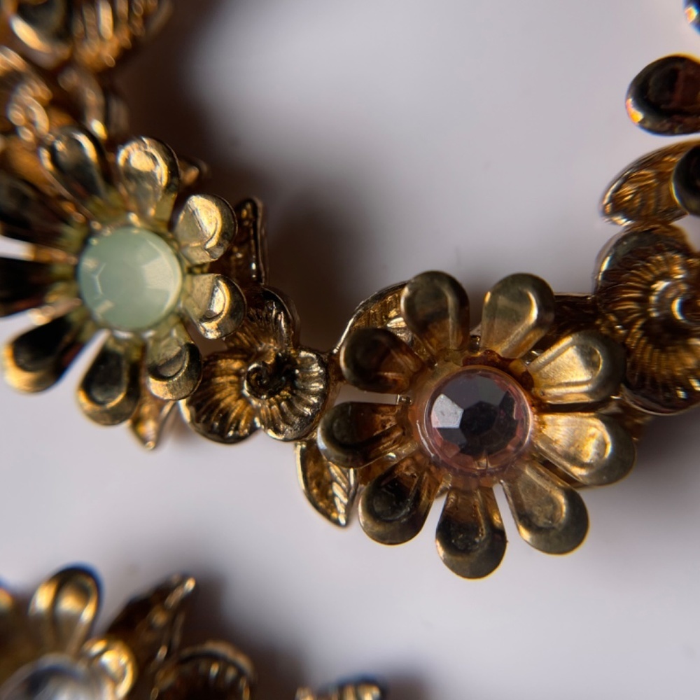 VINTAGE Goldtone Floral Wreath Hoop Earrings with Pastel Stones - Picture 4 of 7
